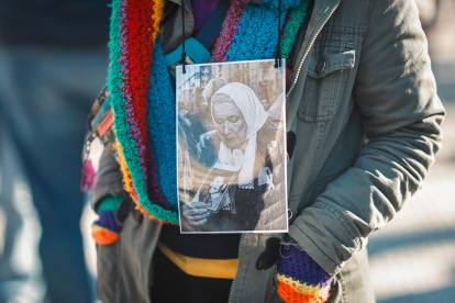 Una persona sostiene una fotografía de Nora Cortiñas, cofundadora de las Madres de Plaza de Mayo, en Buenos Aires (Argentina).
