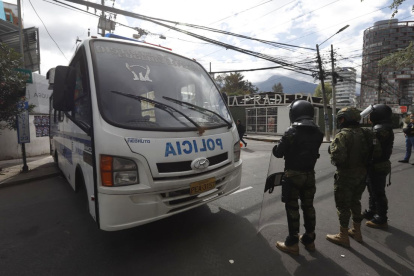 La fuerza pública resguarda el acceso al edificio de los medios públicos en el norte de Quito