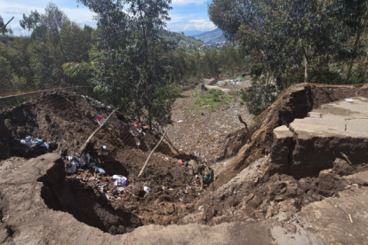 En la quebrada había todo tipo de desechos, incluidos materiales de construcción.
