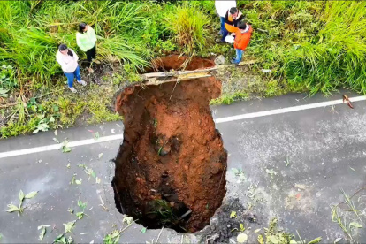 Se detectó más agua y el diámetro del socavón en la vía aumentó.