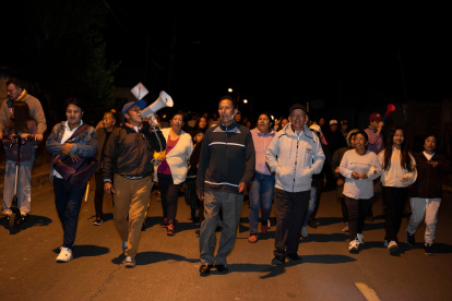 La marcha en contra de la inseguridad salió desde la av. Universitaria, avanzó por la Juan Larrea y bajó a la Ruta Viva.