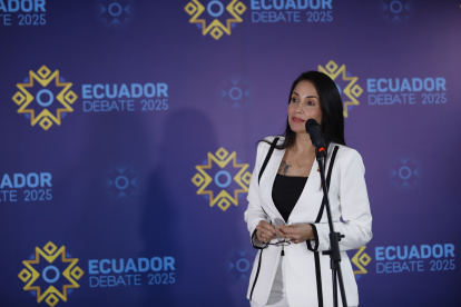 La candidata correísta, Luisa González, fue la primera en llegar a los medios públicos.