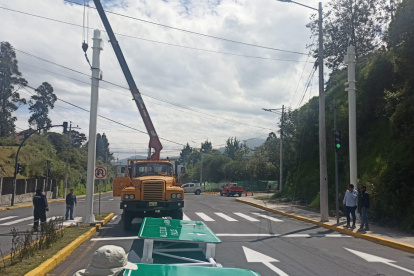 Funcionarios y maquinaria de la Prefectura de Pichincha cerraron la vía hasta colocar el rótulo en la av. Quintana.