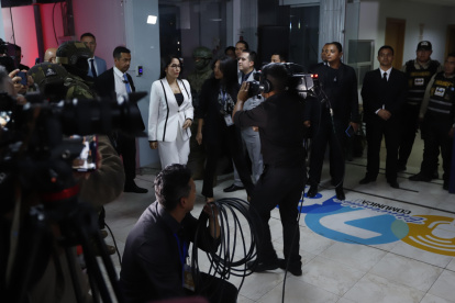 Luisa González fue la primera en llegar a los medios públicos.