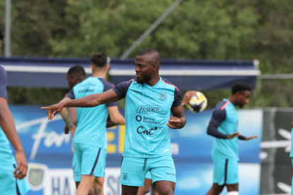 El delantero Enner Valencia fue de los más sonrientes en la práctica de la selección.