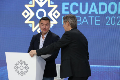 Durante los cortes informativos, Noboa se reunía con su equipo de campaña.