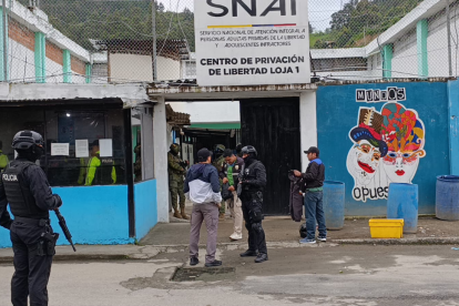 Guías penitenciarios realizan investigaciones en el Centro de Rehabilitación Social de Loja tras hallazgo de tres reclusos sin vida.