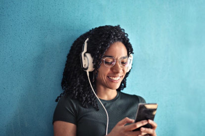 Esta tecnología revolucionó sectores como el audiovisual y la música, facilita el acceso multiplataforma y el consumo bajo demanda.