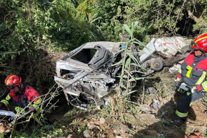 La parte delantera del vehículo que cayó al abismo quedó destruida.