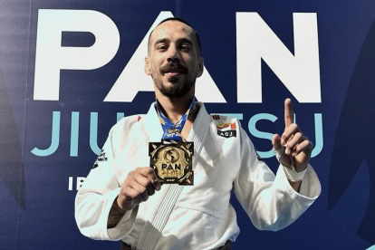 Andrés ganó el Panamericano de jiu jitsu en su categoría del cinturón café.