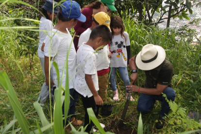 Niñas y niños de Nueva Prosperina participaron en la siembra en el bosque protector de cerro El Paraíso.