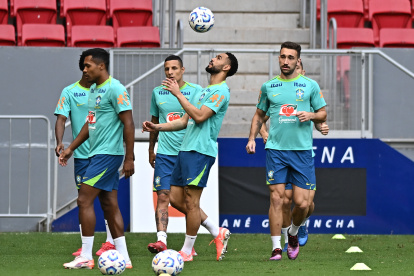 Matheus Cunha (c) de la selección brasileña de fútbol participa junto a sus compañeros en un entrenamiento preparatorio para el partido contra Argentina.