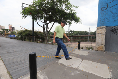 Las cadenas representan riesgo para los peatones que circulan por el puente 5 de Junio.