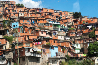 Calles de Caracas, Venezuela, donde la alta inflación y la violencia dificultan la vida cotidiana de sus habitantes.
