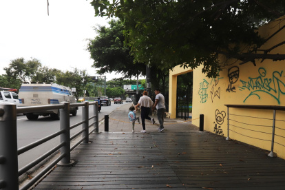 Familias suelen transitar por las aceras del puente 5 de Junio, entre el Malecón del Salado y el parque lineal que conduce a Guayarte.
