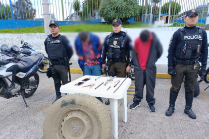 Persecución policial en Quito: dos hombres fueron detenidos tras robar autopartes.