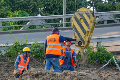 Prefectura intensificó los trabajos de remoción de escombros tras colapso de puente.