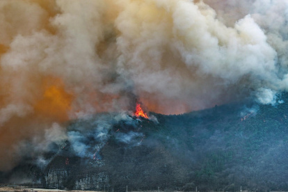 Las autoridades desplegaron este lunes 36 helicópteros para colaborar desde el aire en las labores de contención de las llamas.