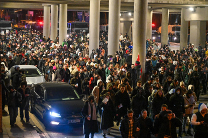 Manifestantes en apoyo del alcalde de Estambul, Ekrem Imamoglu, detenido el 19 de marzo de 2025.