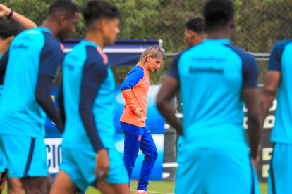 El entrenador de la selección ecuatoriana de fútbol Sebastian Beccacece participa en una práctica de la Tri.