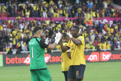 Hernán Galíndez (i) y Willian Pacho forman parte de la "muralla" tricolor.