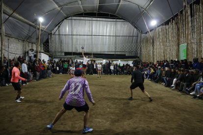Las Vivis disputaron un emocionante partido ante los representantes de La Roldós, con gran marco de público.