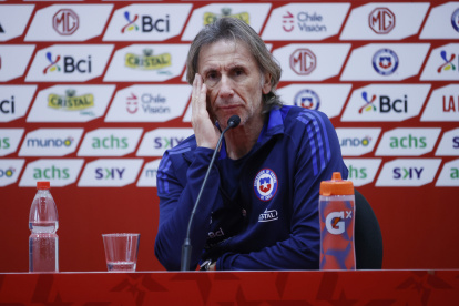El director técnico de la selección chilena, Ricardo Gareca, es fuertemente cuestionado por el rendimiento del equipo y ya hablan de su salida.