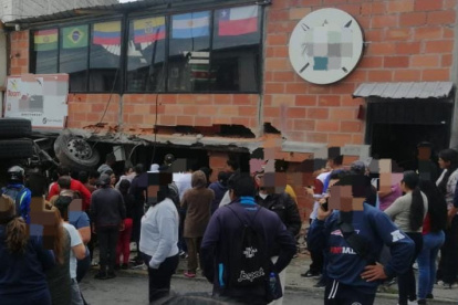 El camión bajó a toda velocidad y se impactó contra la vivienda.