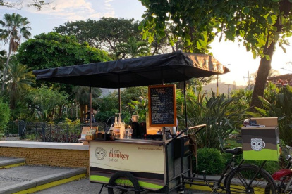 Urban Monkey Coffee recorre calles del norte de Guayaquil con sus productos y organiza eventos artísticos en parques de la ciudad.