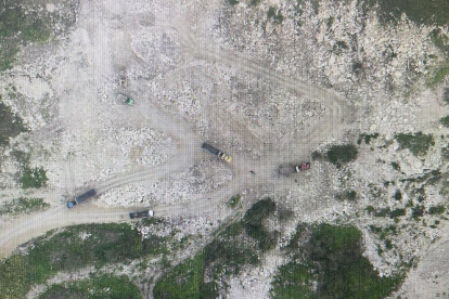 A través de drones de pudo ver cuál es el estado del suelo y las cercanías con Cerro Blanco, en vía la costa.