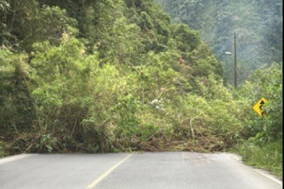 El derrumbe bloqueó los dos carriles de la vía Baeza - Papallacta, que une a Quito con Napo.