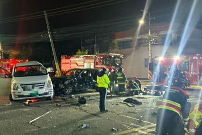 Dos personas fallecieron por el grave choque de dos autos en Tumbaco, valle de Quito.