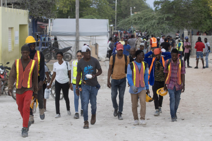Fotografía del 20 de marzo de 2025 de trabajadores haitianos cruzando el muro fronterizo, en Pedernales (República Dominicana)