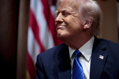 El presidente estadounidense Donald Trump responde a interrogantes de la prensa durante un encuentro con candidatos a embajadores en la Sala del Gabinete de la Casa Blanca este 25 de marzo de 2025.