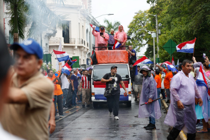 Integrantes de más de 30 organizaciones sociales paraguayas marchan hacia el Palacio Legislativo este martes, en Asunción (Paraguay).