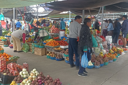 El mercado está al aire libre en esta zona de Ambato