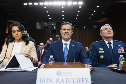La directora de Inteligencia Nacional, Tulsi Gabbard, el director de la CIA, John Ratcliffe, y el director de la Agencia de Inteligencia de Defensa, Jeffrey Kruse, en el Senado.