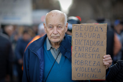 Fotografía de archivo en donde un hombre de la tercera edad participa en una manifestación en Buenos Aires (Argentina).