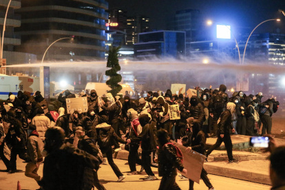 Un chorro de agua, disparado por la policía antidisturbios turca, fue registrado este martes, 25 de marzo, sobre un grupo de manifestantes de una protesta antigubernamental en Ankara (Turquía).
