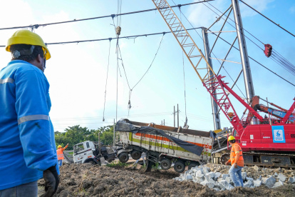 El segundo tráiler fue extraído del agua, pero aún quedan por sacar dos más.