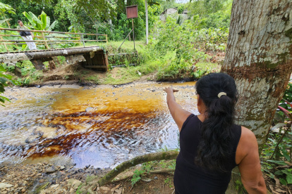 La rotura del SOTE provocó que el derrame de petróleo alcance los ríos de Esmeraldas y que llegue al mar.