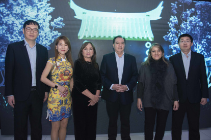 Liu Bin, gerente regional de América Latina Dongfeng; Feng Lee Yu, traductor y negociador Dongfeng; Gloria Navas, gerente de Operaciones y Marcas CMH;; Santiago Castro, CEO CMH; Tatiana Flores, gerente de Marca Dongfeng y CMH; y Huo Jie, gerente regional Dongfeng.