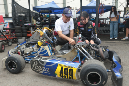 Ernesto Ramia y su hija Pauleth, en los pits durante la segunda válida del Campeonato Invernal Provincial de Karting.