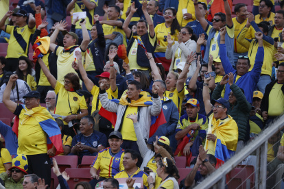 Aficionados de Ecuador animan al equipo este martes 25 de marzo en el partido de las eliminatorias sudamericanas para el Mundial de 2026 ante Chile en el estadio Nacional Julio Martinez Pradanos en Santiago.