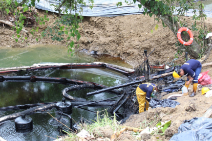 Personal técnico de Petroecuador se encuentra en el puente de Viche, realizando labores de contención
