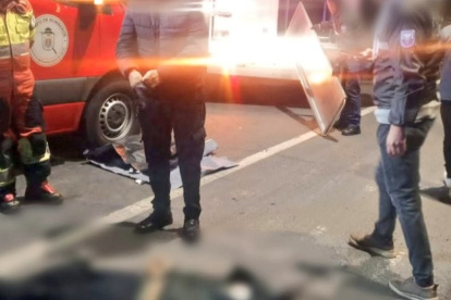 El cadáver del asaltante quedó sobre el asfalto de la avenida Simón Bolívar, luego de que un policía lo abatió.