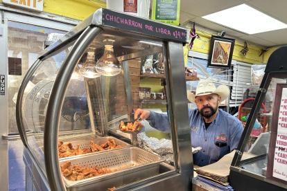 El dueño del Mercado Beef Master Meat, Marco Antonio López, posa durante una entrevista con EFE este 24 de marzo de 2025, en Tucson, Arizona (EE.UU.).