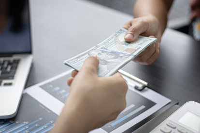 Referencial. El Gobierno Nacional entrega un bono dentro del programa Ecuatorianos en Acción.