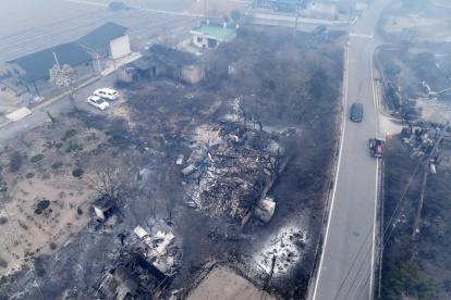 Devastación causada por los incendios forestales que se expanden por Corea del Sur.