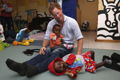 Harry juega con dos niños de la organización Sentebale, en Lesoto. La foto es de diciembre de 2014.